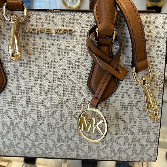 Michael Kors Small Sheila Satchel Crossbody
Vanilla 
NWT - Picture 16 of 16